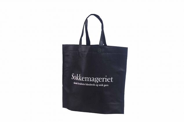 Veldesignede og praktiske sort non woven poser. Minimumordre p� bestillinger med personligt tryk s