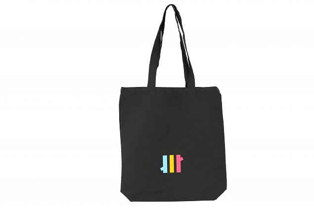 musta v�rvi kangast kott millele on tr�kitud personaalne logo 