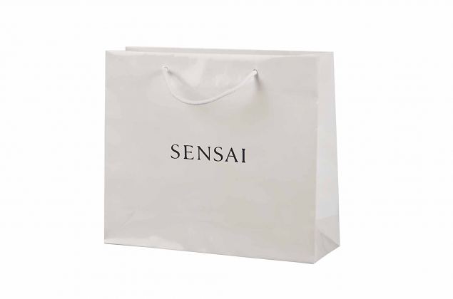 N��rsangaga valge kinkekott on valmistatud k�sit��na ja tegemist on preemium paberkotiga. Kotile s