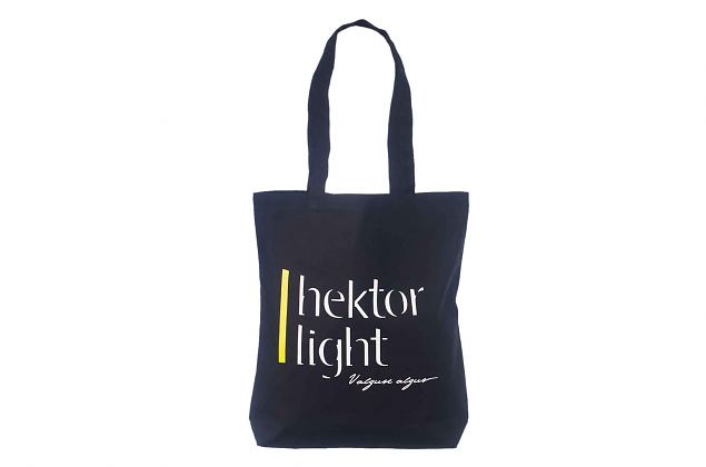  Musta v�rvi riidest kott on valmistatud tugevast puuvillasest kangast, mis v�imaldab kanda v�ga r