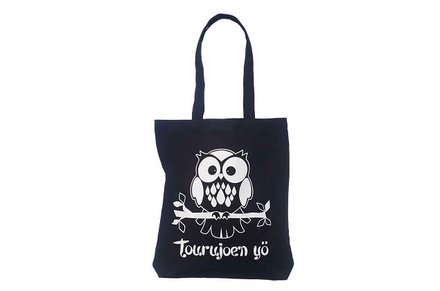 Valge logo tr�kitud siiditr�kis musta v�rvi riidest kotile. Musta v�rvi riidest kott on valmistatu