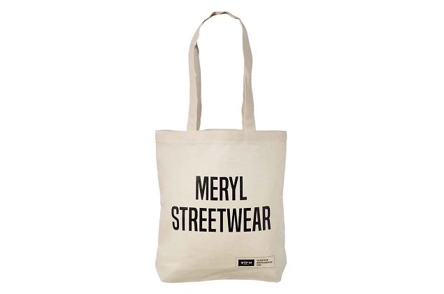 Bee� riidest kott on pikkade sangadega, mis v�imaldab kotti mugavalt kanda �le �la. Pakume k�ikide